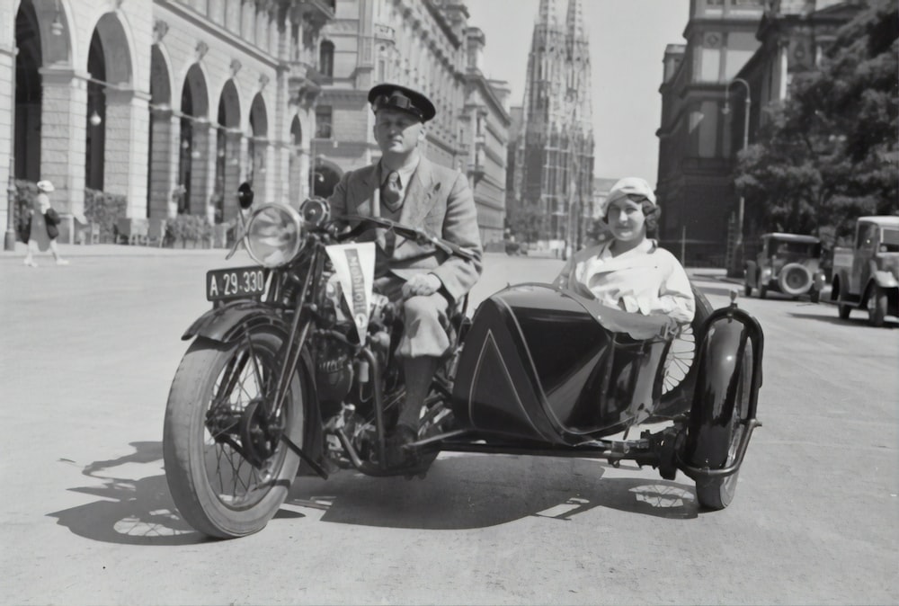 homem no terno preto que monta na motocicleta preta