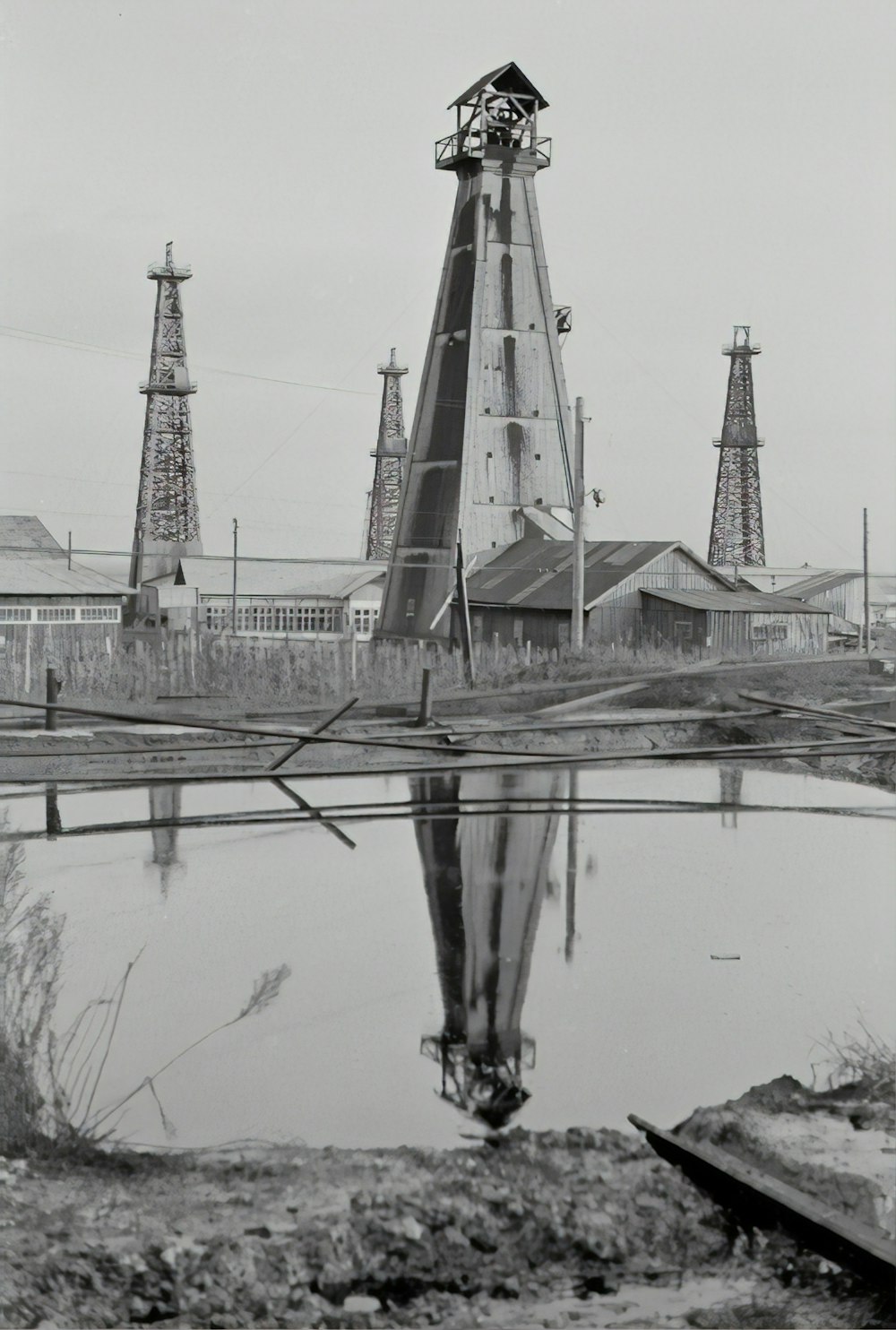 weiße und braune Windmühle neben dem Gewässer