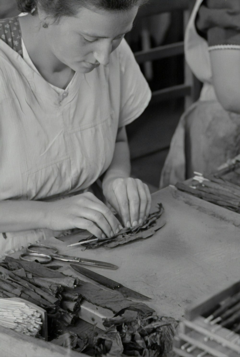 donna in camicia bianca a maniche lunghe che tiene forchetta d'argento