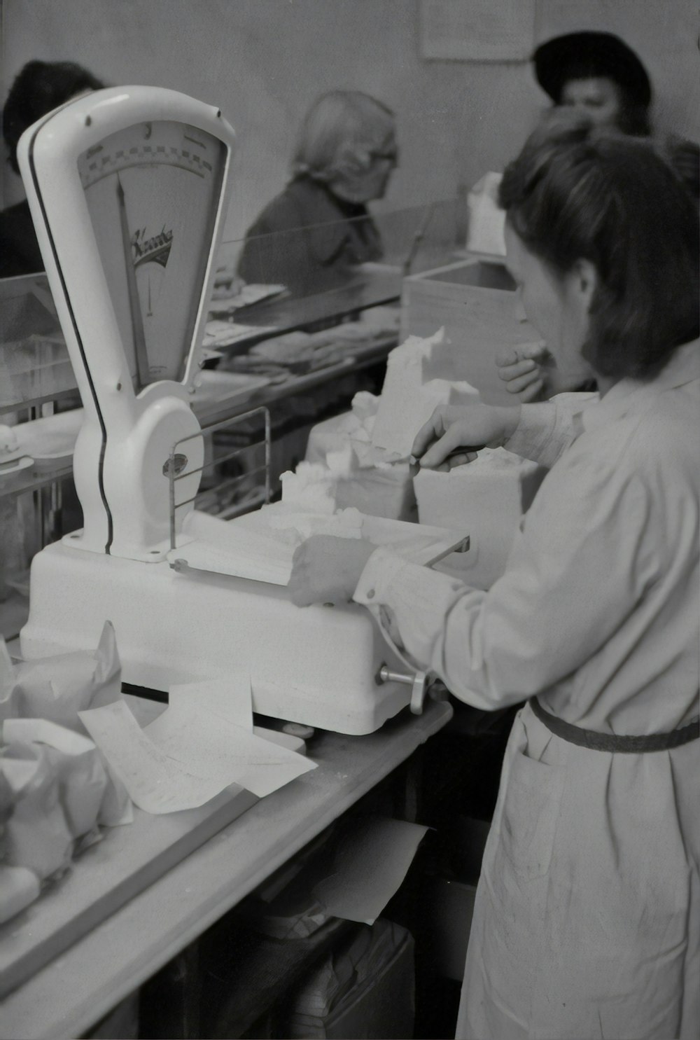 Mädchen im weißen Langarmhemd vor weißem Druckerpapier