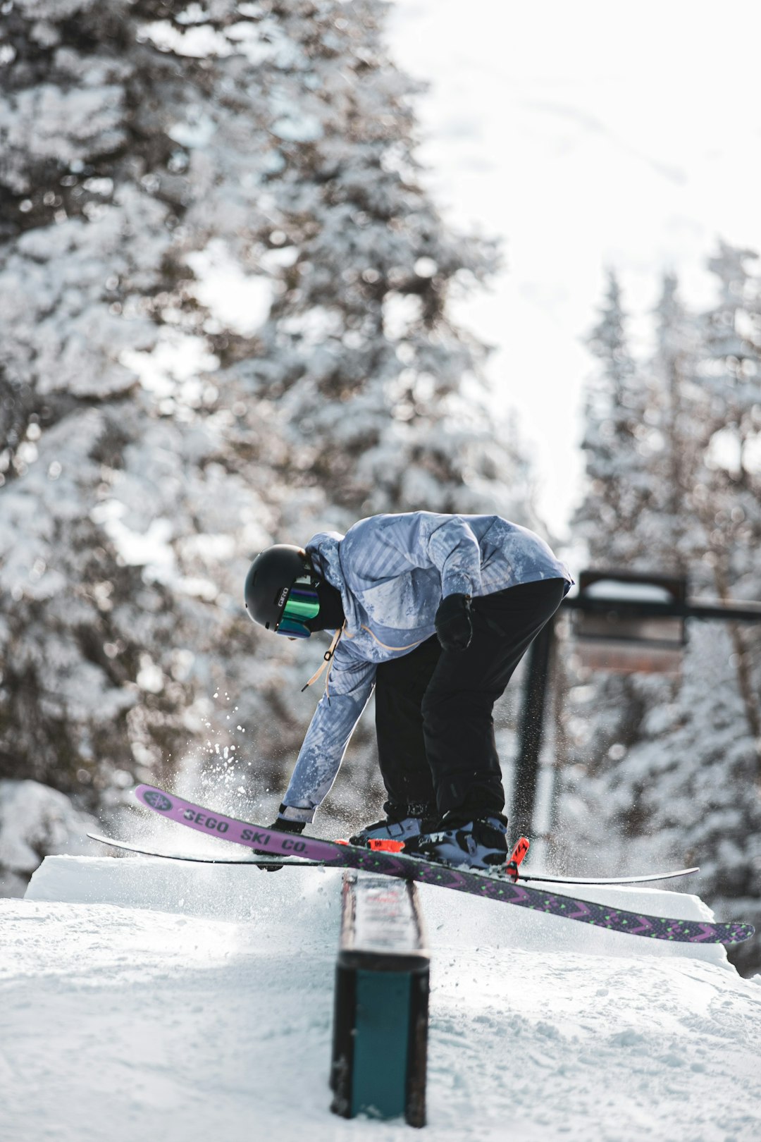 man in blue jacket and black pants riding on snowboard