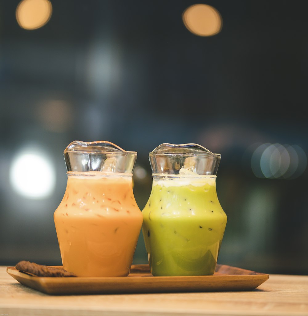 verre à boire clair avec un liquide jaune sur une table en bois brun