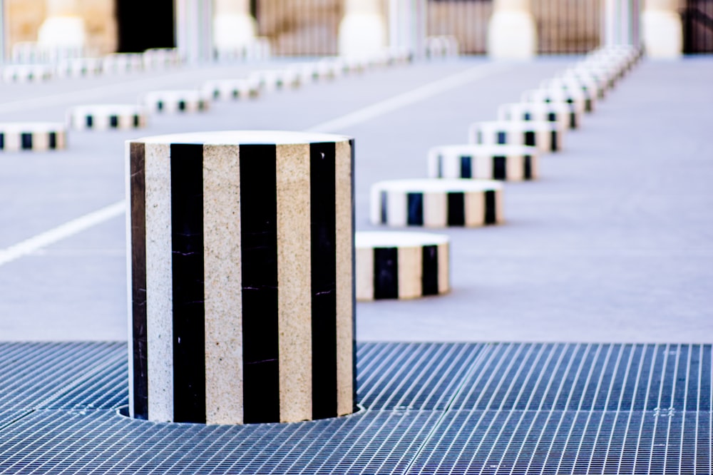 Bloques de madera blancos y negros sobre suelo de hormigón gris