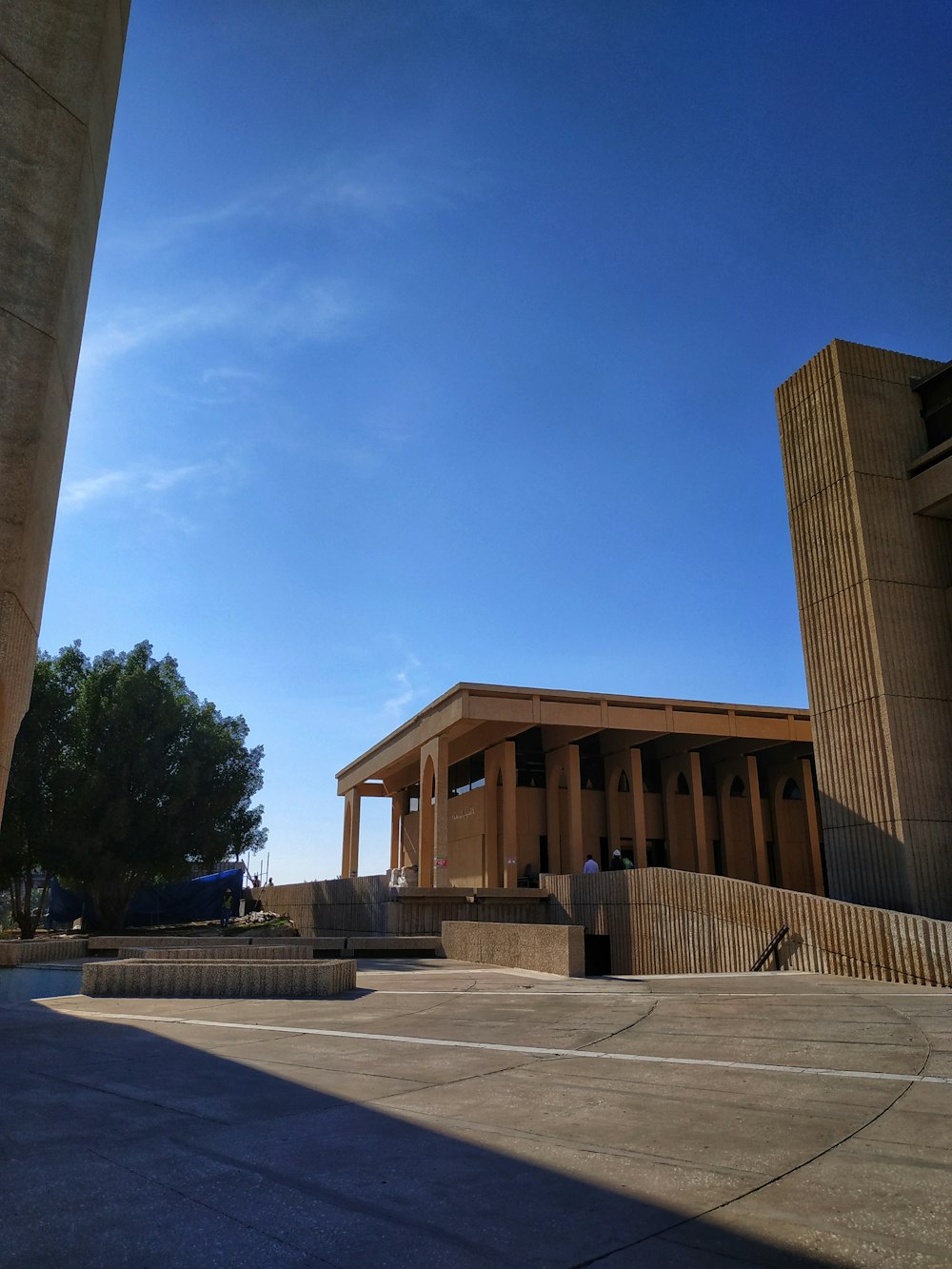 Braunes Betongebäude unter blauem Himmel tagsüber