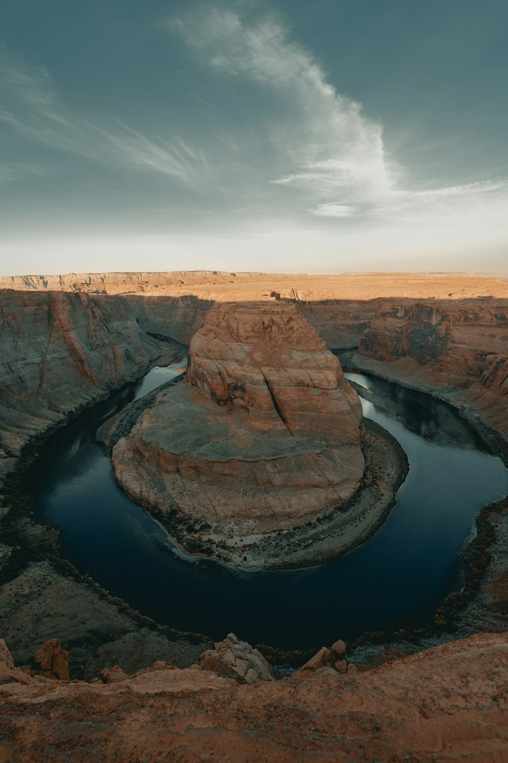 Formación de roca marrón cerca del río durante el día