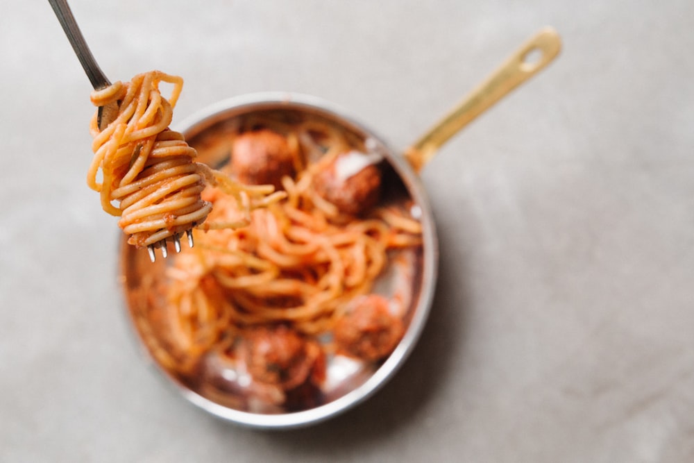 spaghettis sur poêle en acier inoxydable