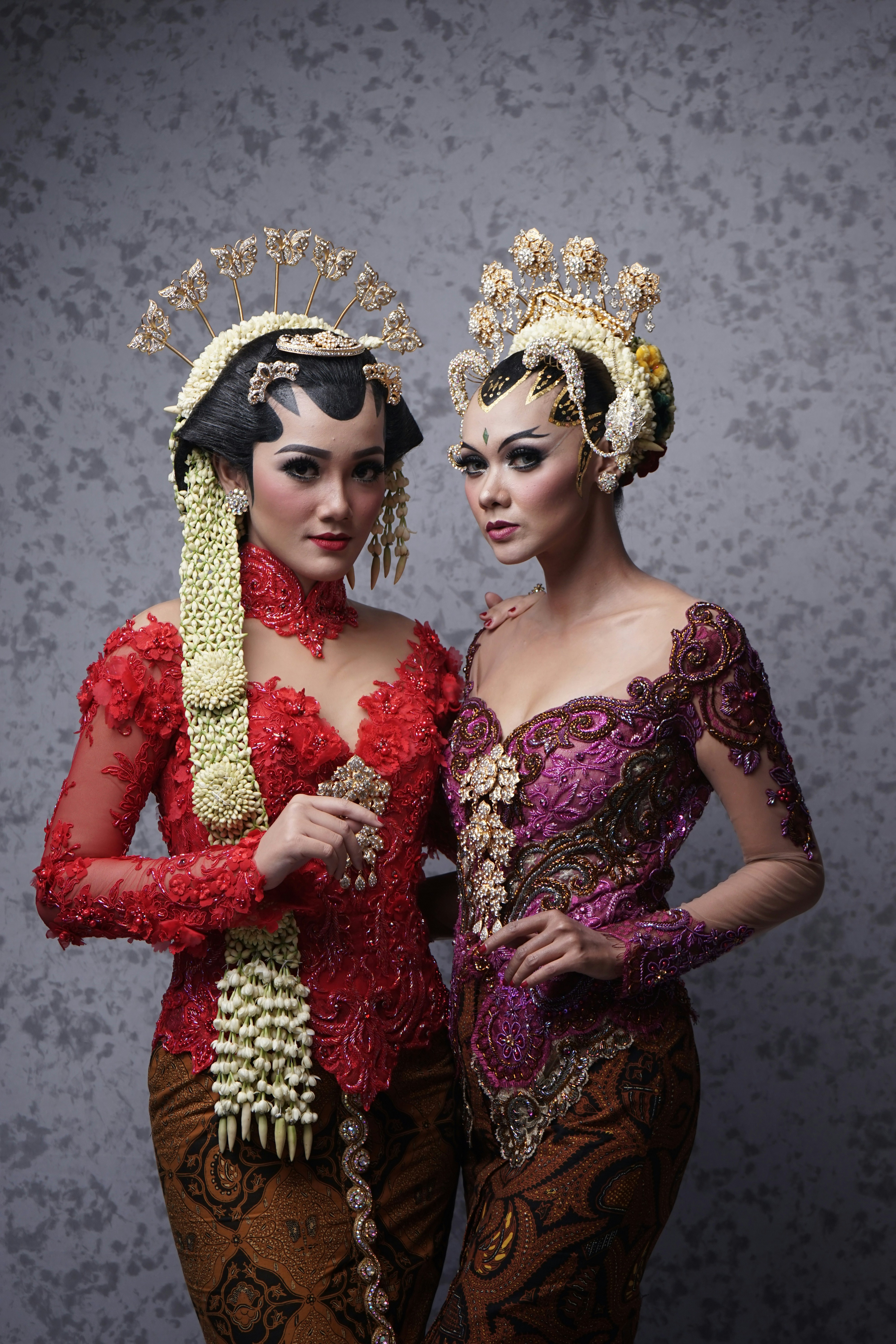 wanita dengan gaun lengan panjang merah dan putih mengenakan mahkota emas