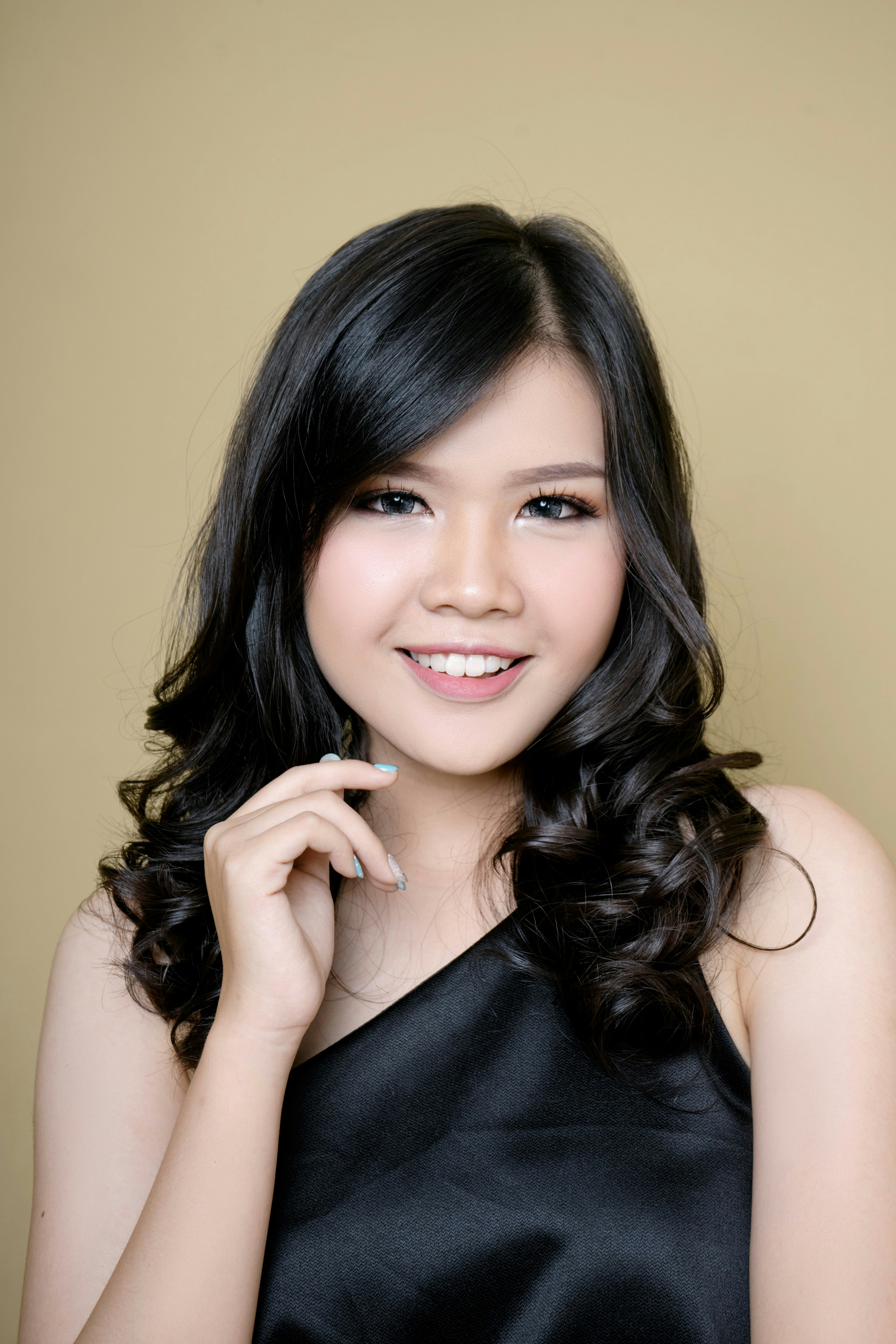 mulher no top preto sem mangas