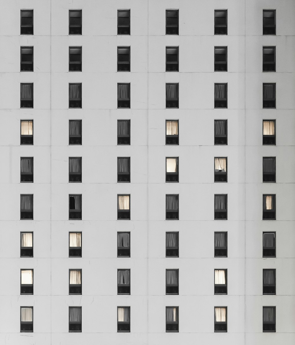 edificio in cemento bianco e nero