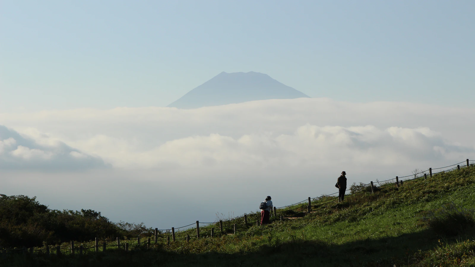 箱根から見た曇り空の富士山