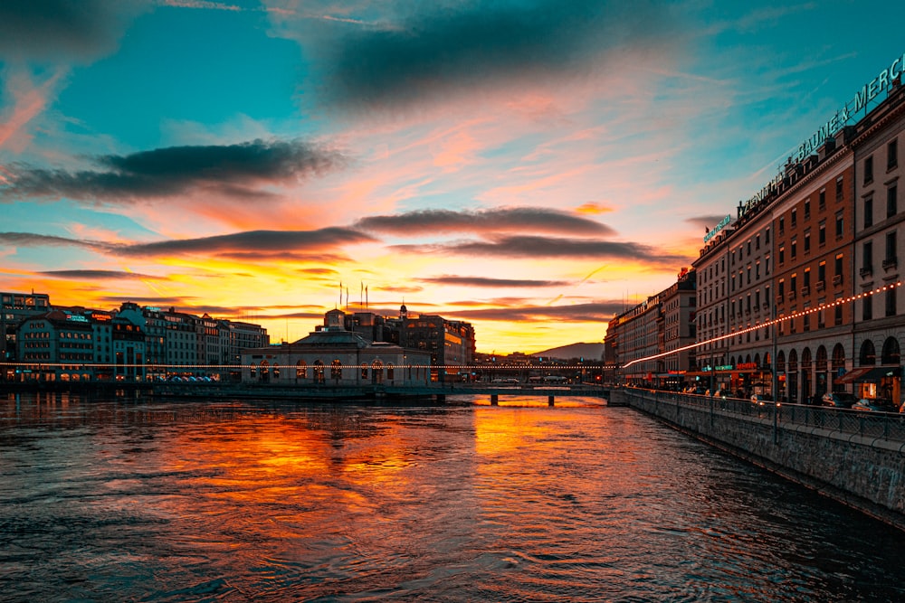 ponte sull'acqua durante la notte