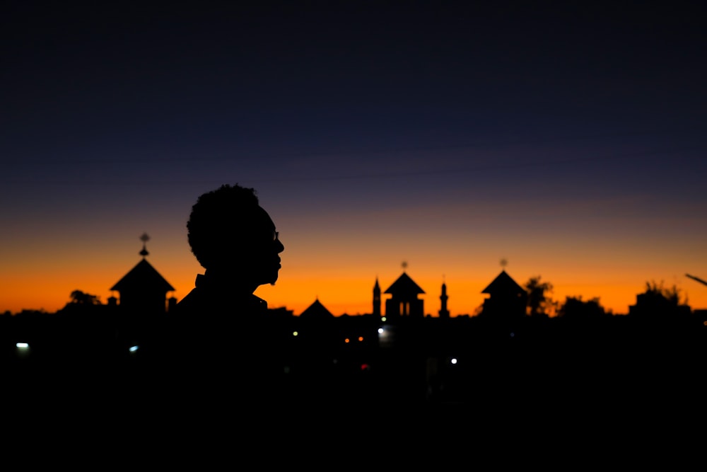 Silhouette des Menschen bei Sonnenuntergang