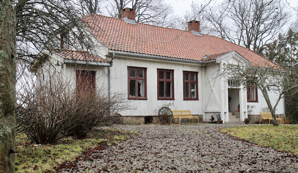 Casa de hormigón blanco y marrón