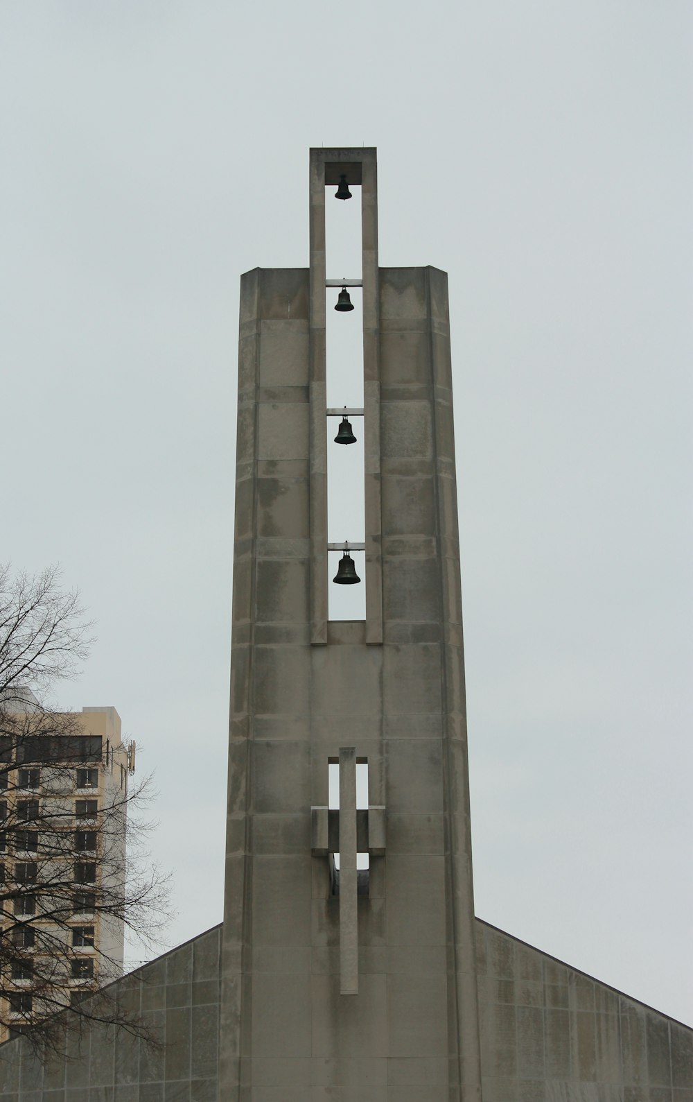 Edificio de hormigón marrón bajo el cielo blanco durante el día