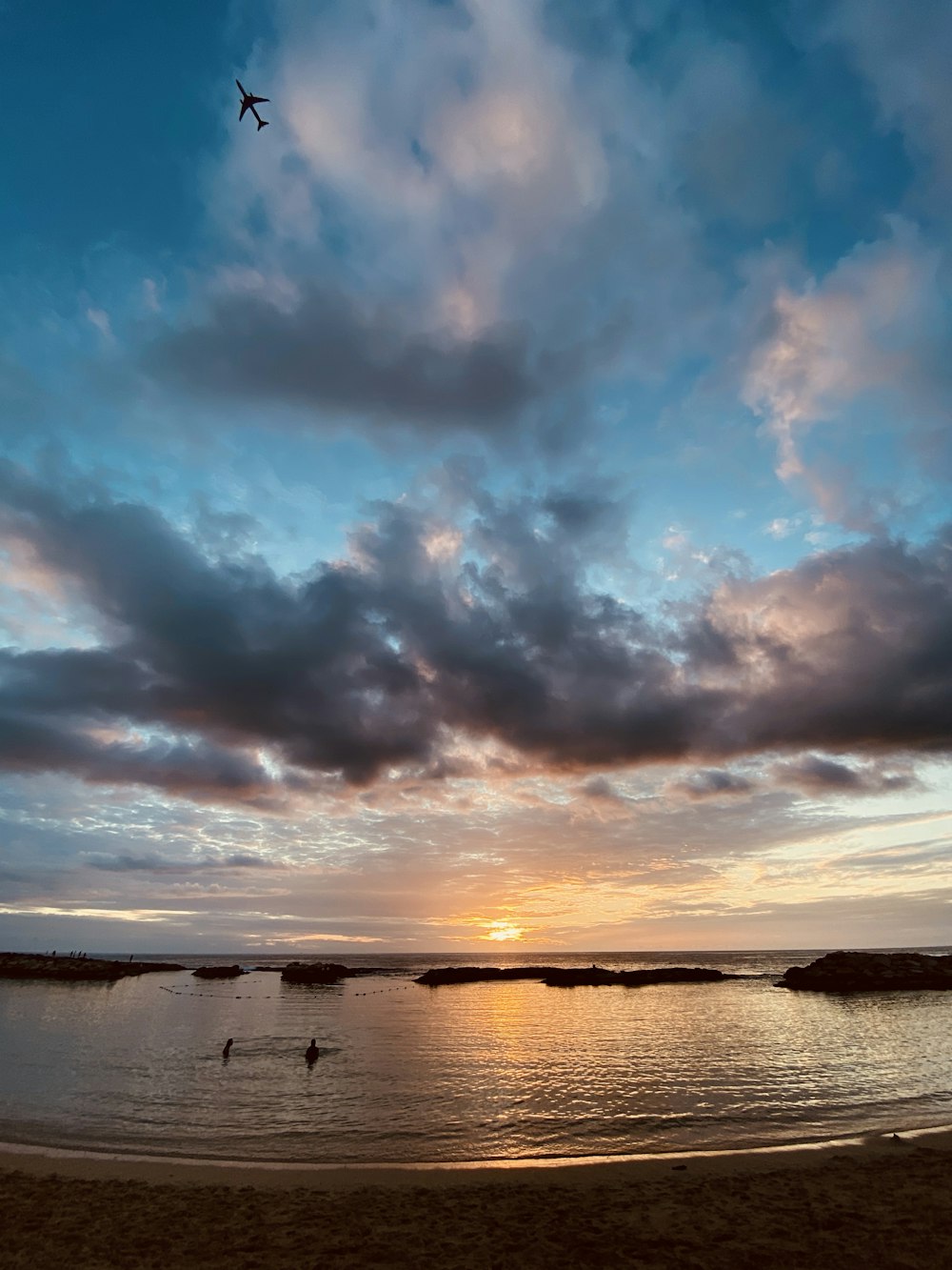 specchio d'acqua sotto il cielo nuvoloso durante il giorno