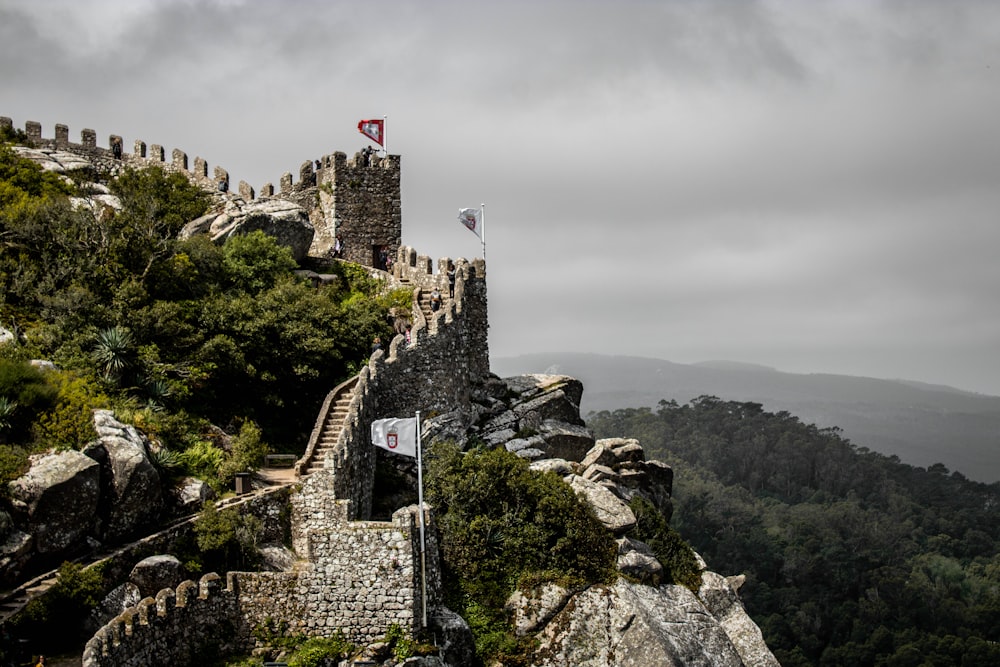 Château en béton gris au sommet de la montagne