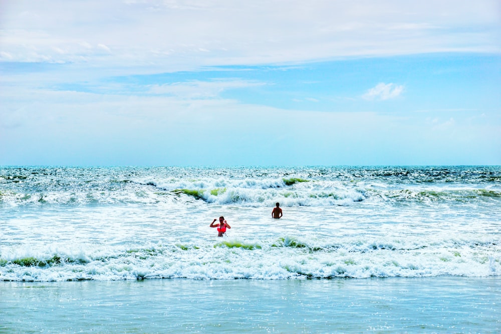 Gente en la playa durante el día