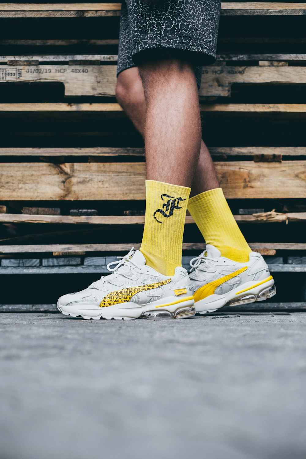 Foto Persona en zapatos deportivos nike amarillos y blancos – Imagen Ropa  gratis en Unsplash