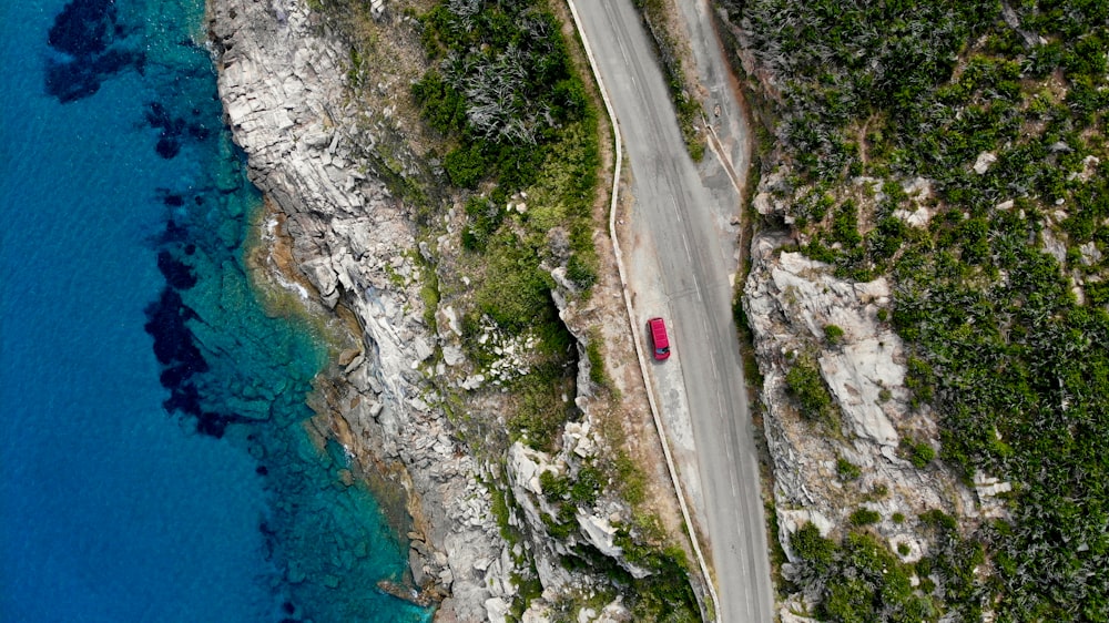 Vue aérienne de la route à côté d’un plan d’eau pendant la journée