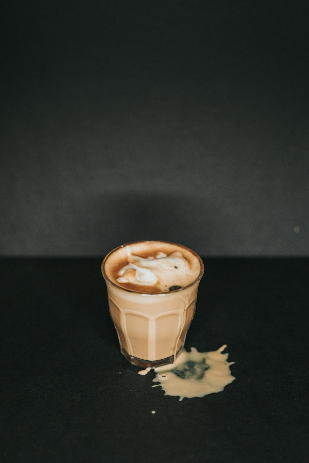 braun-weiße Keramiktasse mit Kaffee