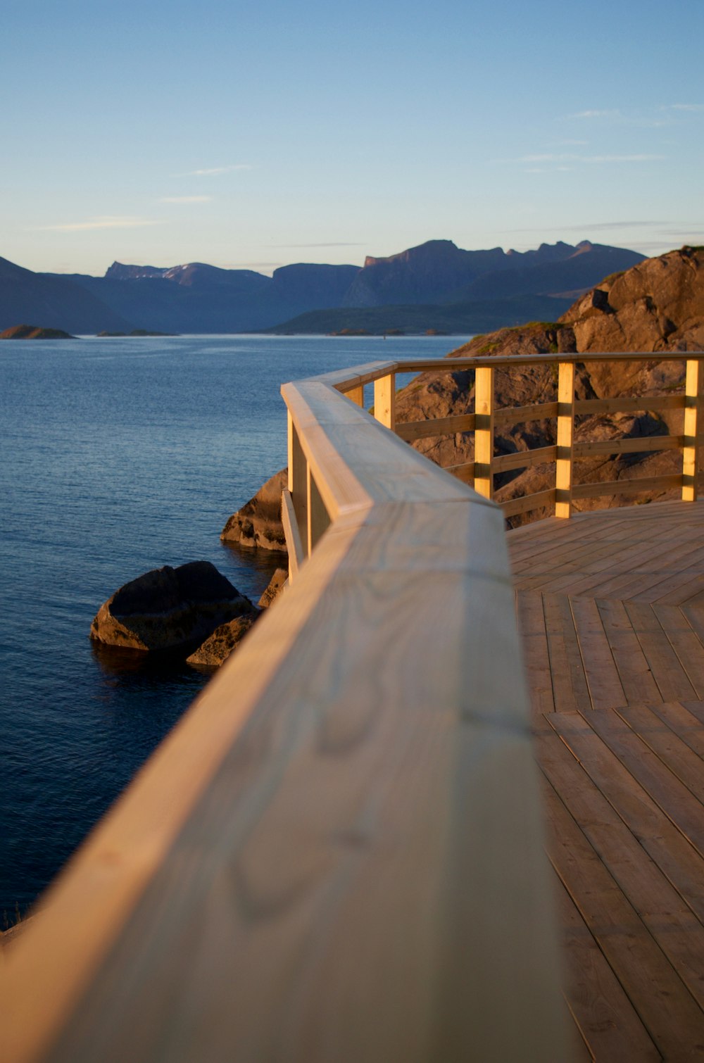 escaleras de madera marrón cerca del cuerpo de agua durante el día