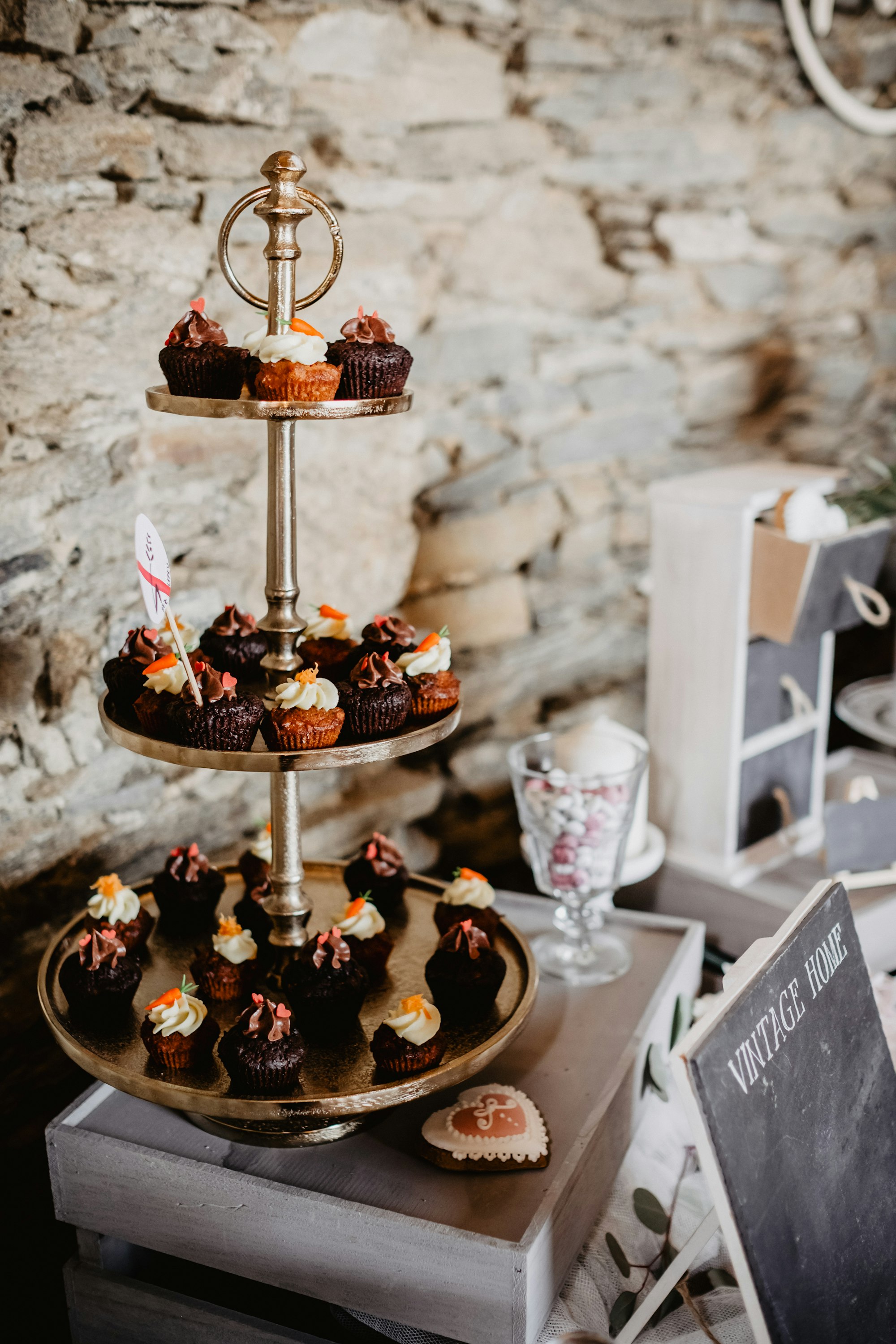 Alzata per dolci del matrimonio in stile rustico con piccoli dolcetti