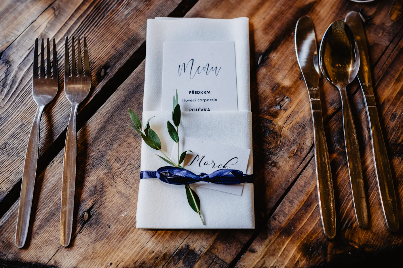 How to design your own wedding menus — A bride reviews the wedding menu at the reception
