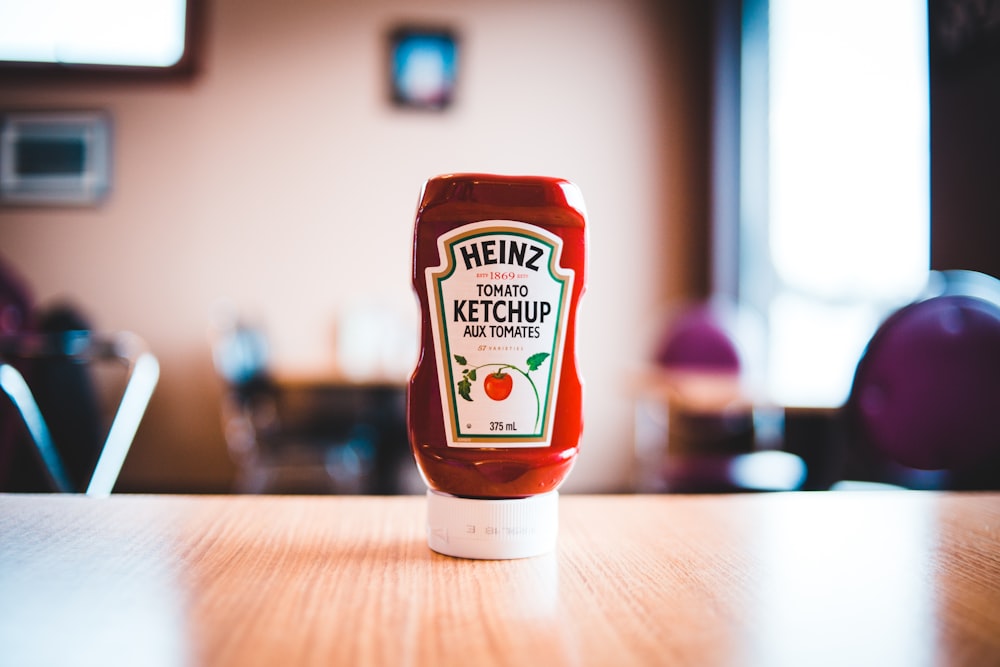 Heinz Tomatenketchupflasche auf braunem Holztisch
