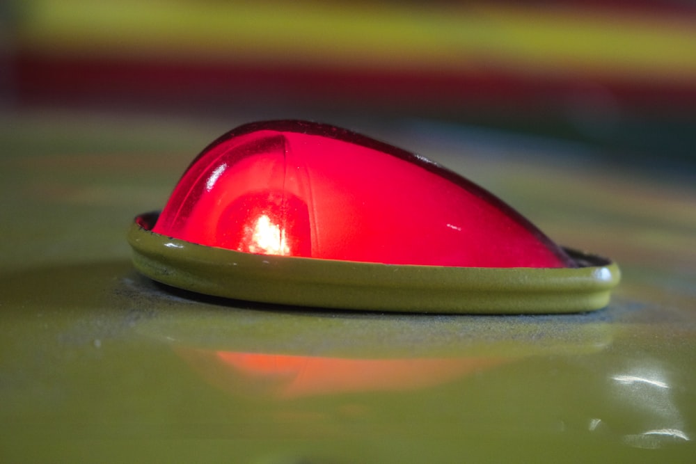 juguete de plástico rojo en forma de corazón