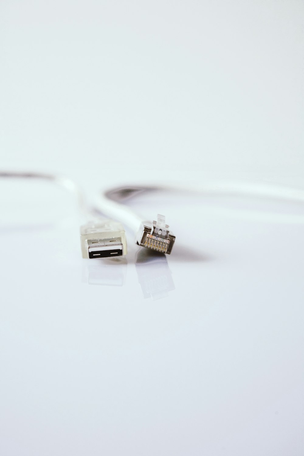 Weißes USB-Kabel auf weißer Oberfläche