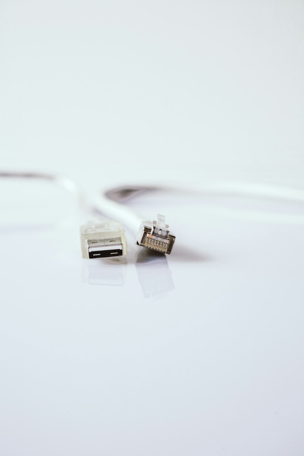 Cable USB blanco sobre superficie blanca