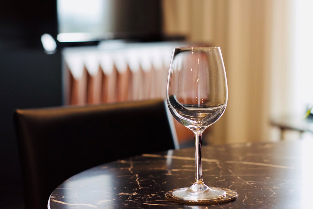 verre à vin transparent sur table en bois brun