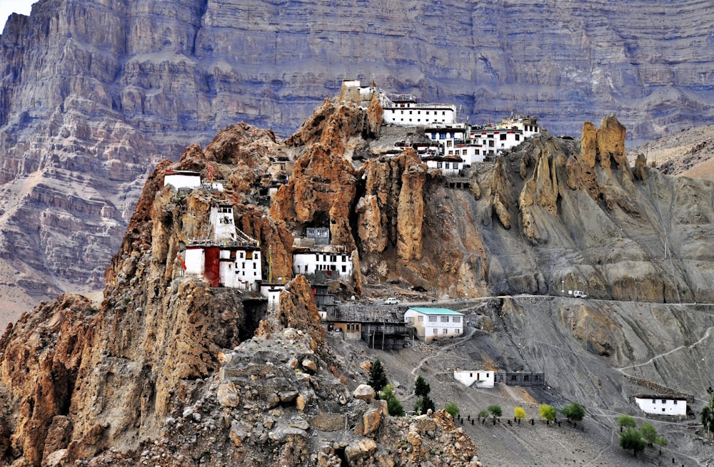 Edificio bianco e blu sulla montagna rocciosa marrone durante il giorno