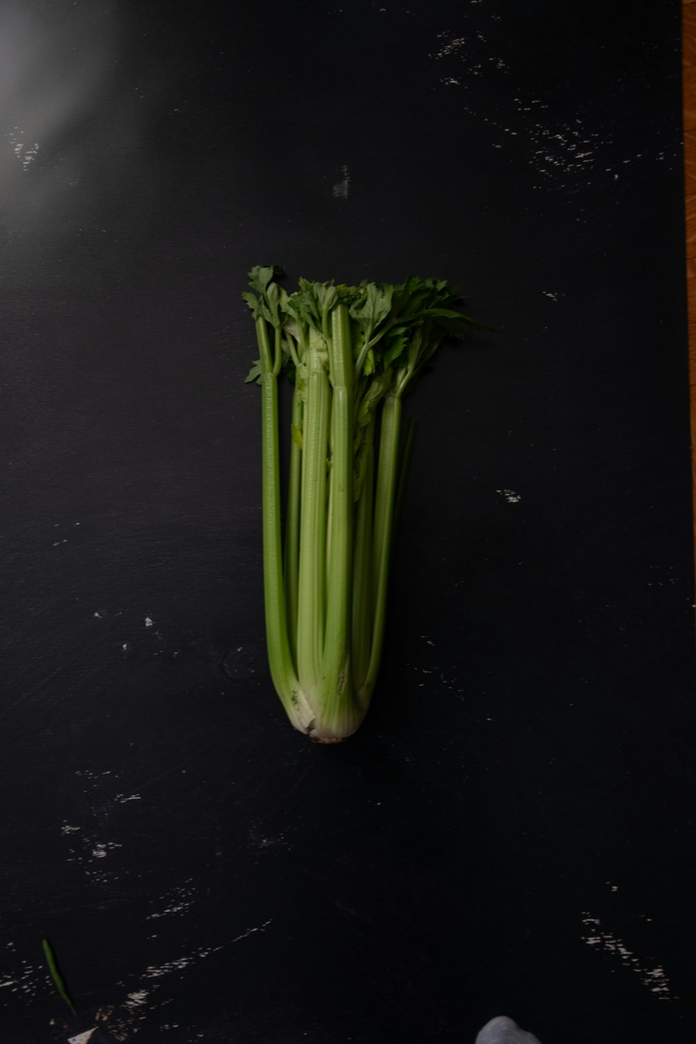 Grünes Gemüse auf schwarzem Tisch