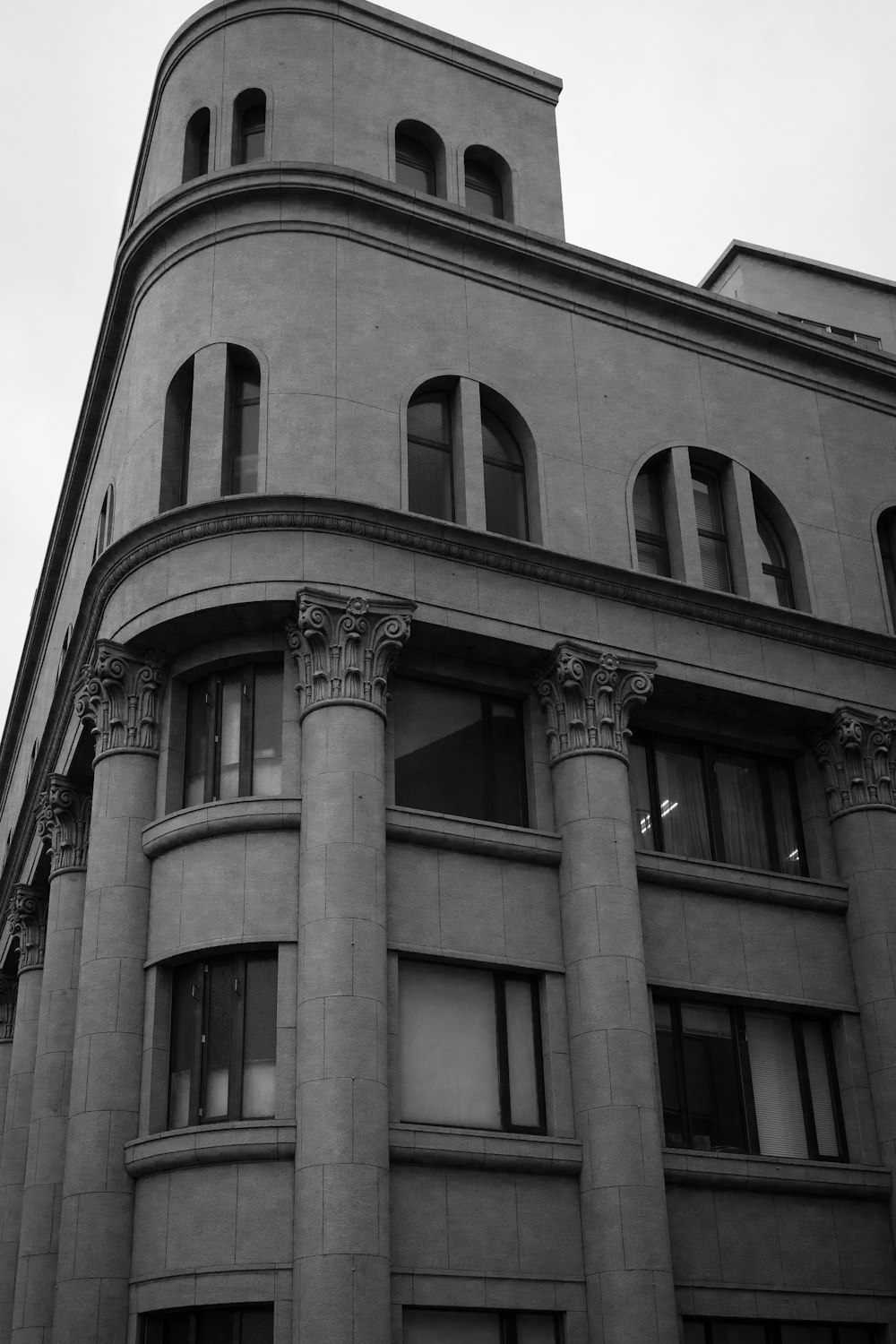 Photo en niveaux de gris d’un bâtiment en béton