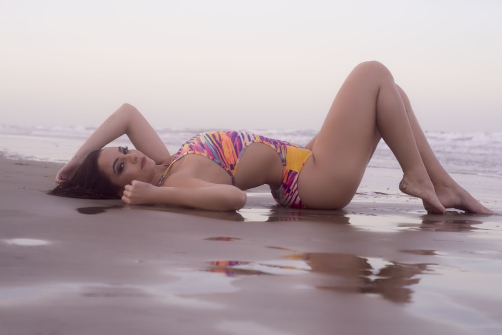 Foto Mujer en bikini rosa y blanco tumbado en la playa – Imagen Ropa gratis  en Unsplash