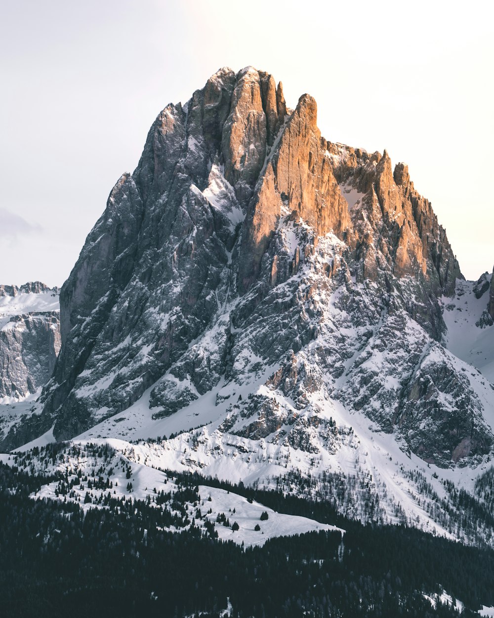 montanha coberta de neve durante o dia