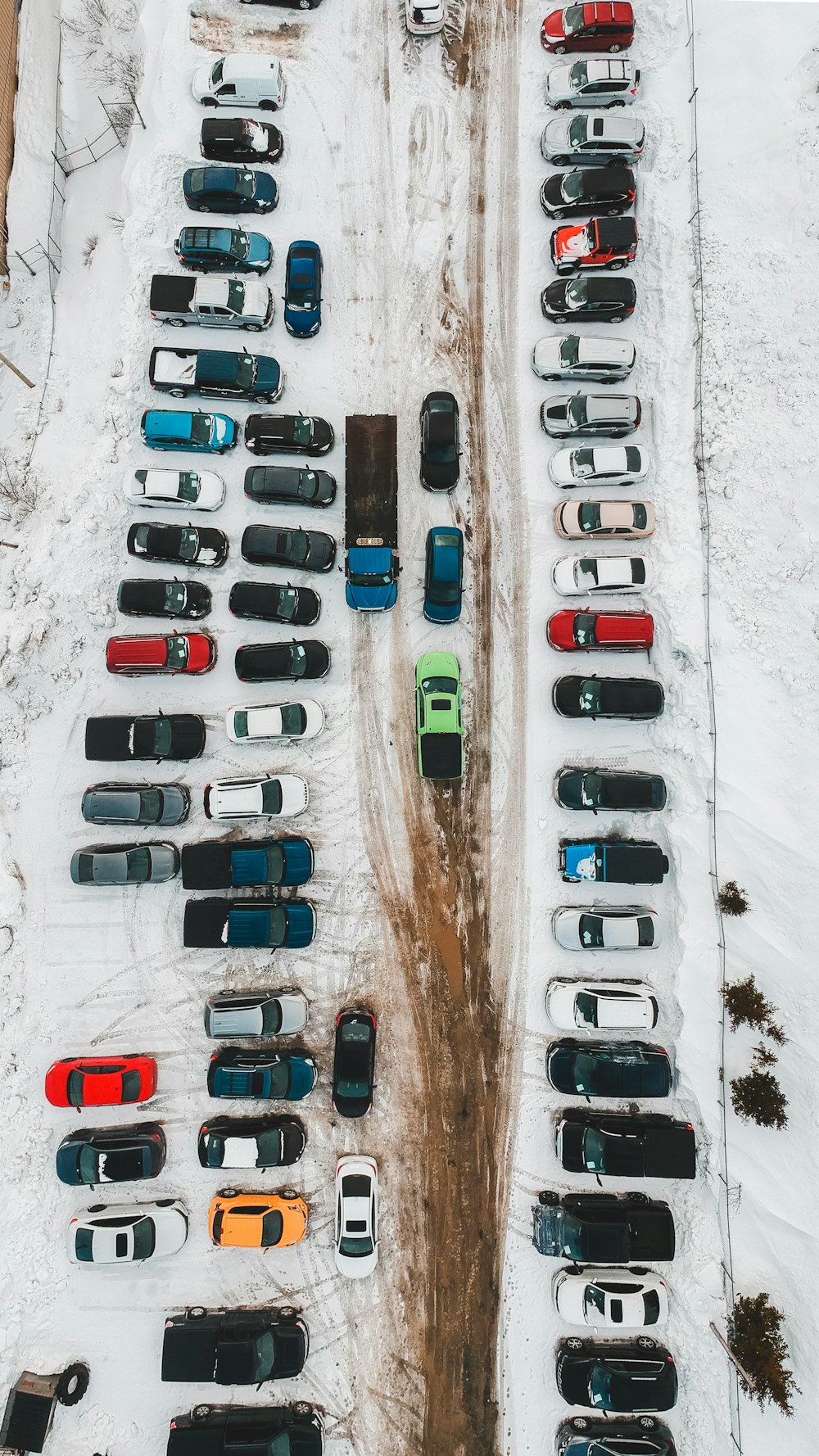 Autos, die tagsüber auf dem Parkplatz geparkt werden