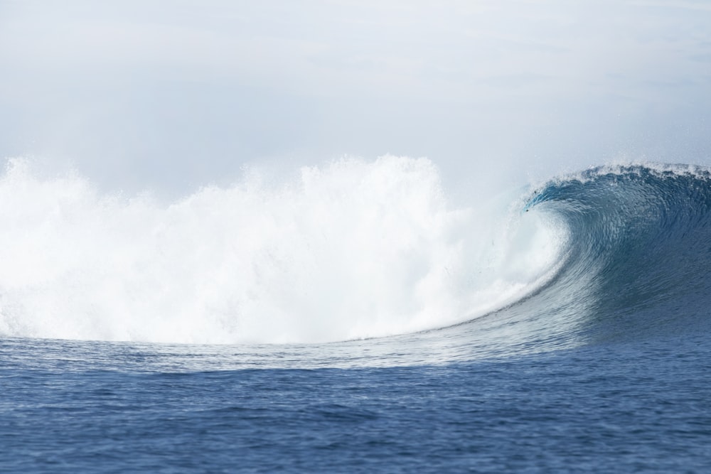 ondas do oceano batendo em terra durante o dia