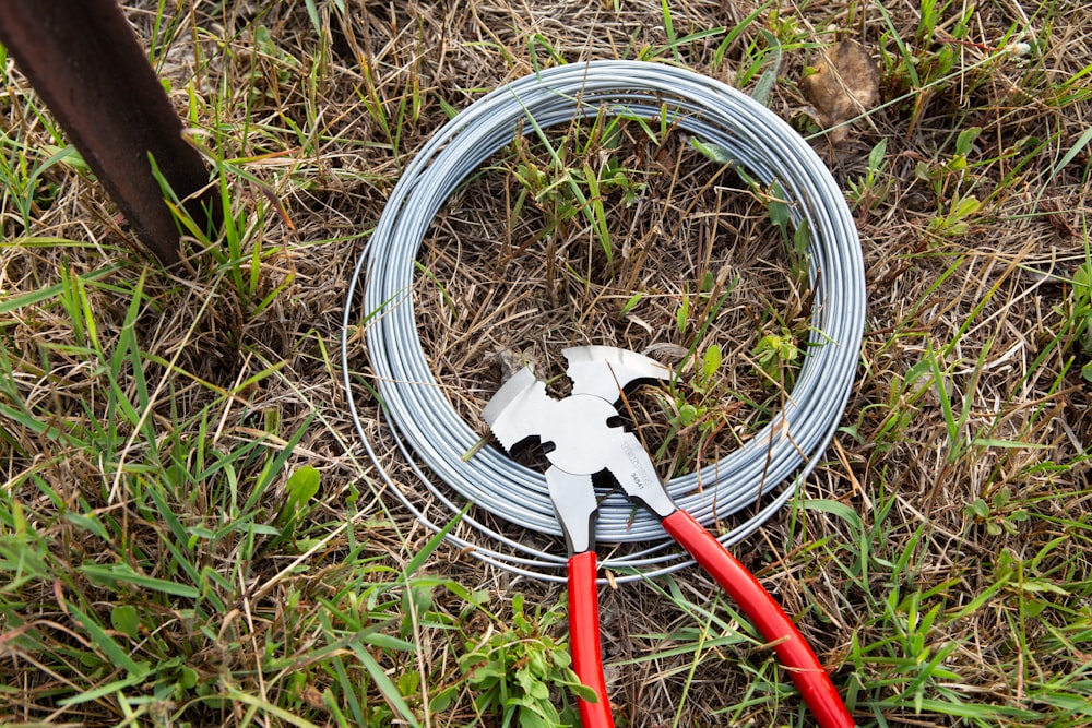 rotes und silbernes Kabel