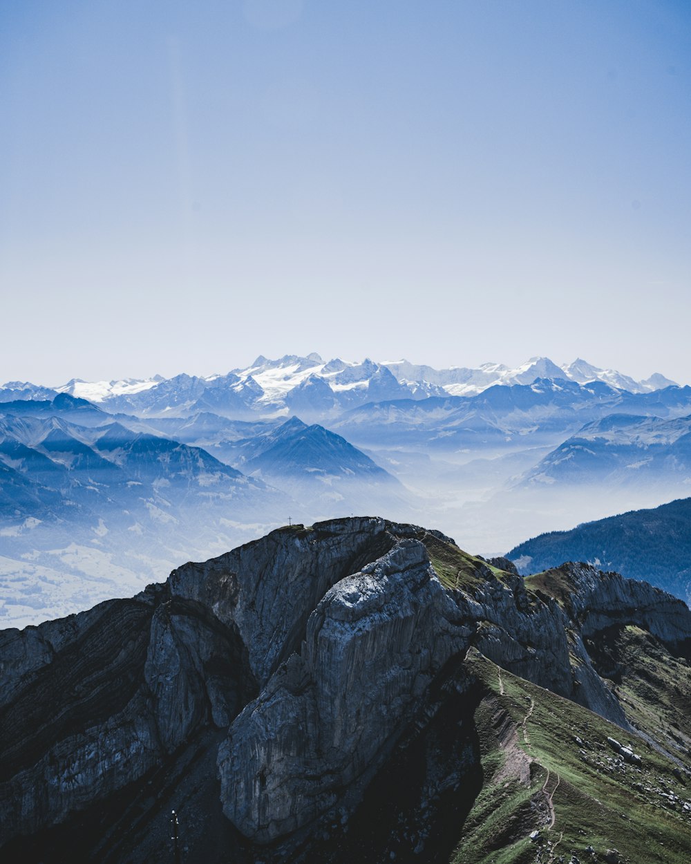 Schneebedeckte Berge tagsüber