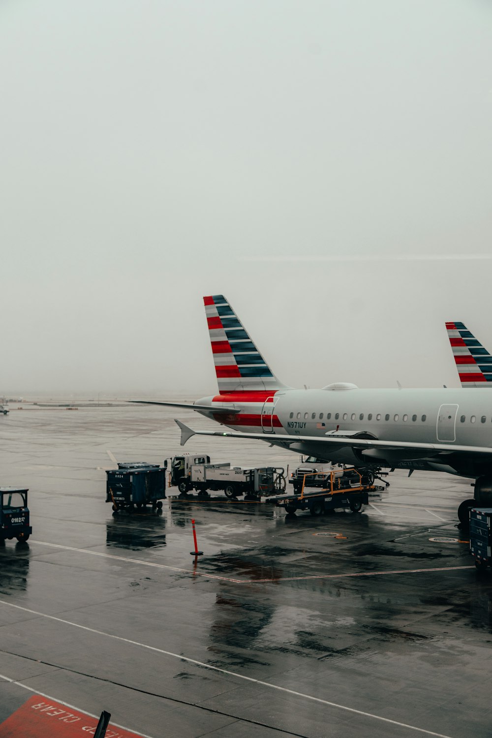 Avión de pasajeros blanco y rojo en el aeropuerto durante el día