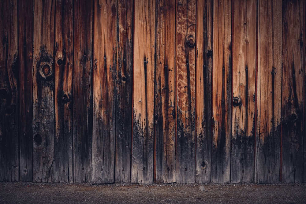 parede de madeira marrom com furo