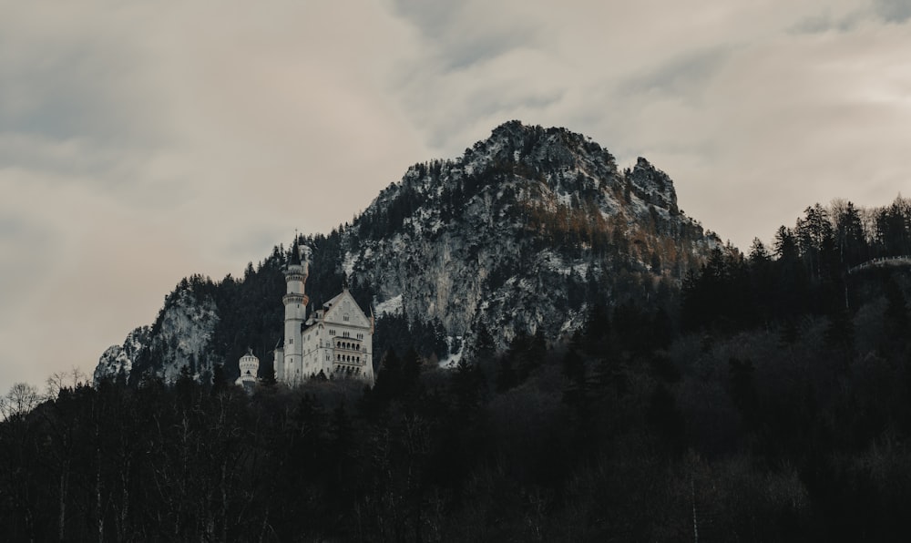 Weißes Betongebäude auf dem Gipfel des Berges