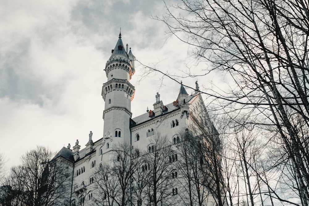 braune Betonburg tagsüber unter weißen Wolken