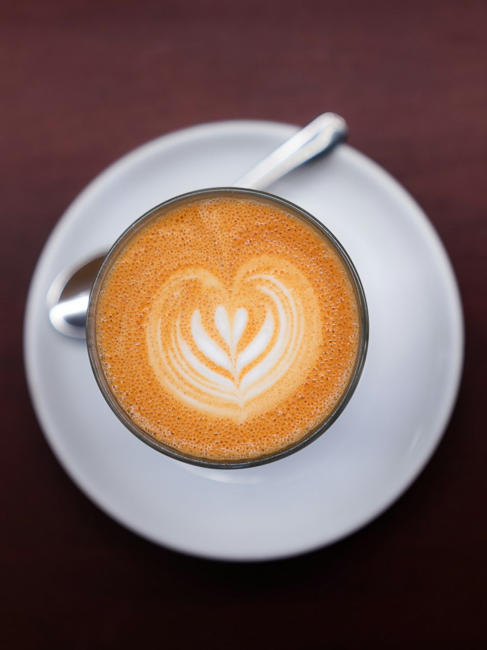 Mug en céramique blanche avec liquide brun