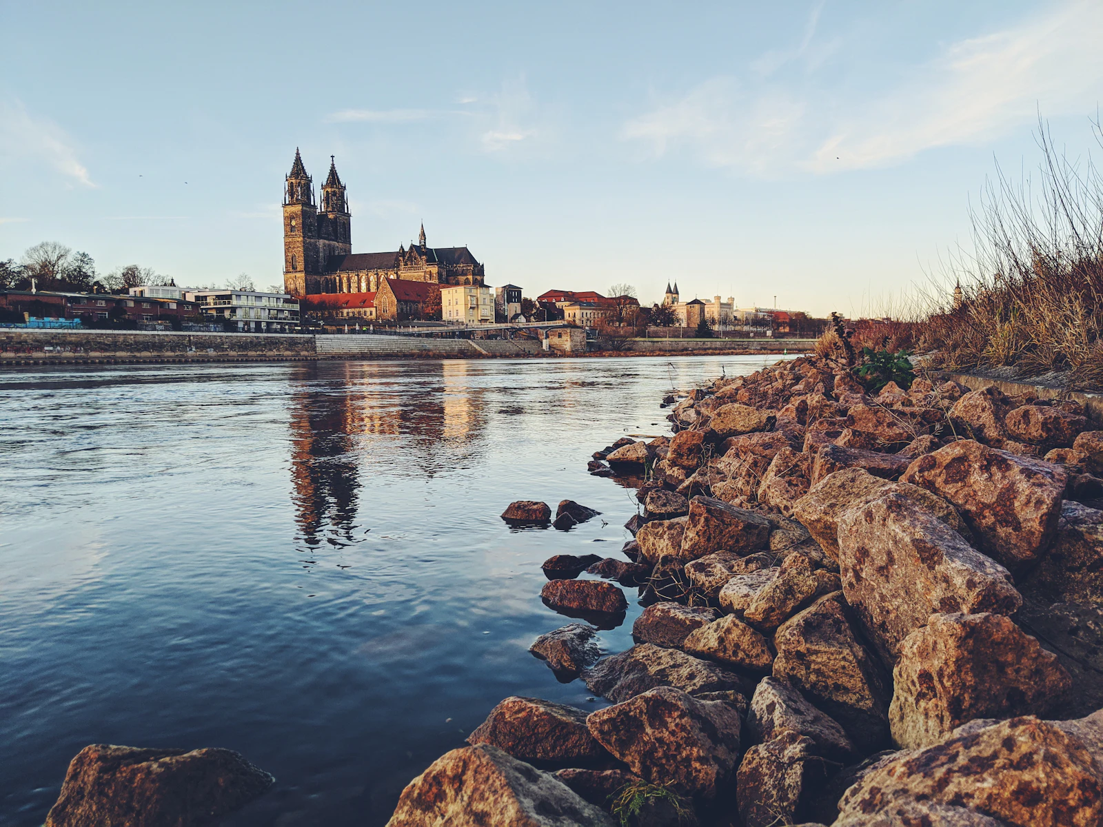 Historisches Gebäude an einem Fluss
