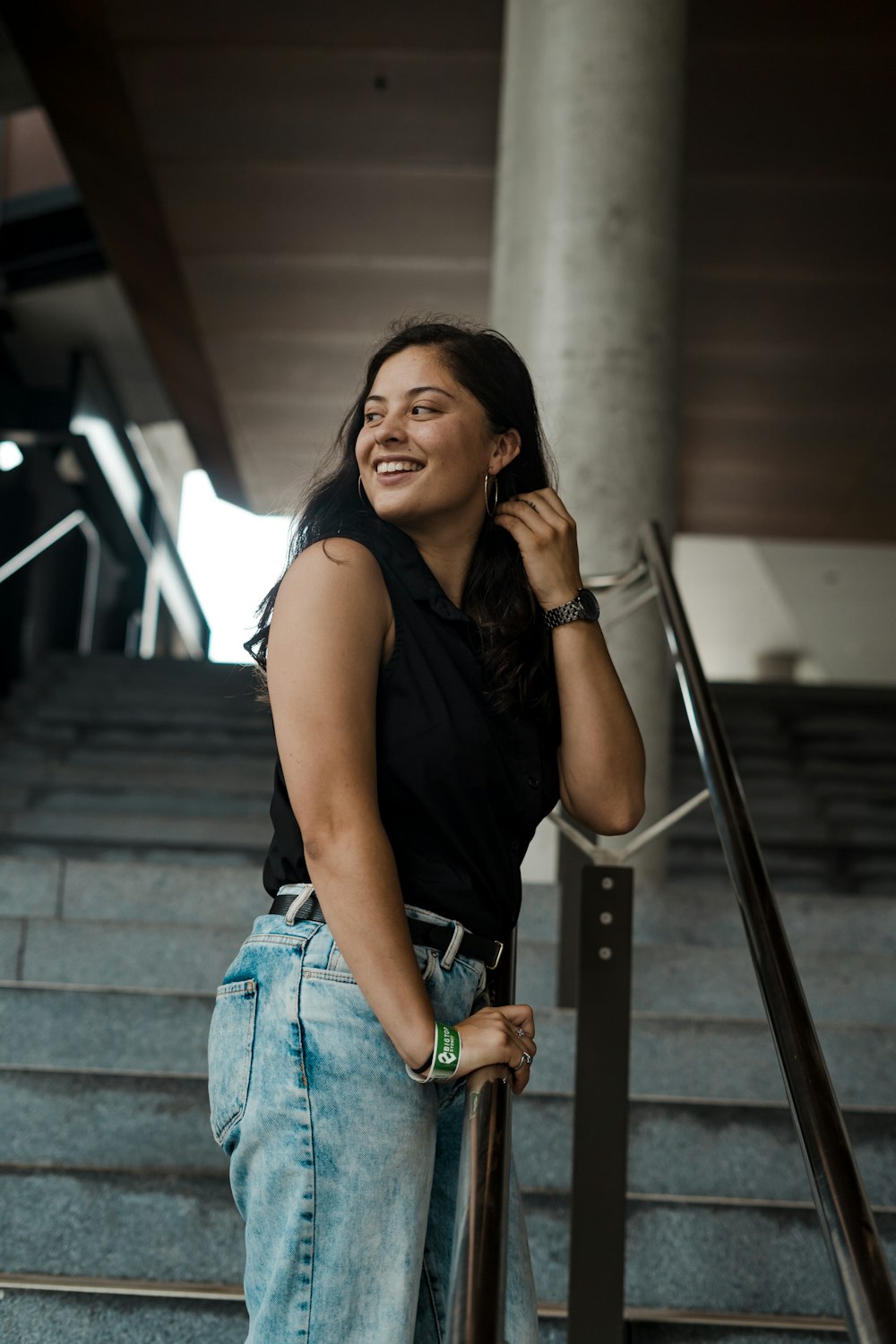 Frau in schwarzem ärmellosem Hemd und blauen Jeansshorts