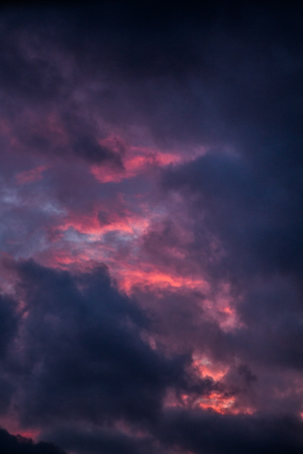 nuvole rosse e nere durante il giorno