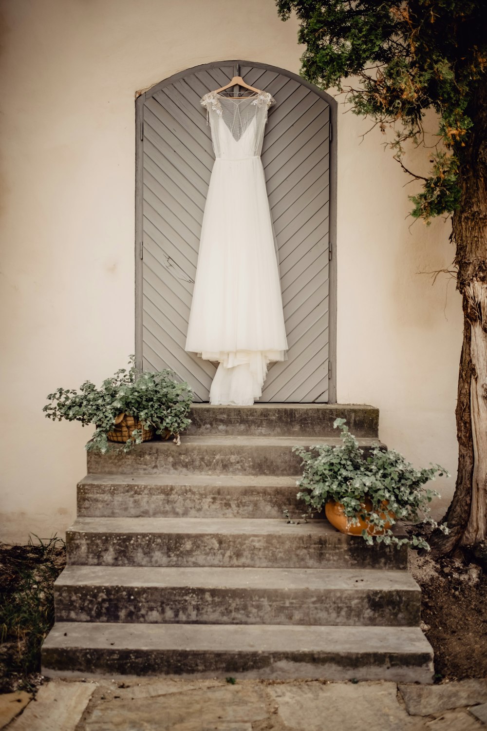 Mujer en vestido blanco de pie en las escaleras
